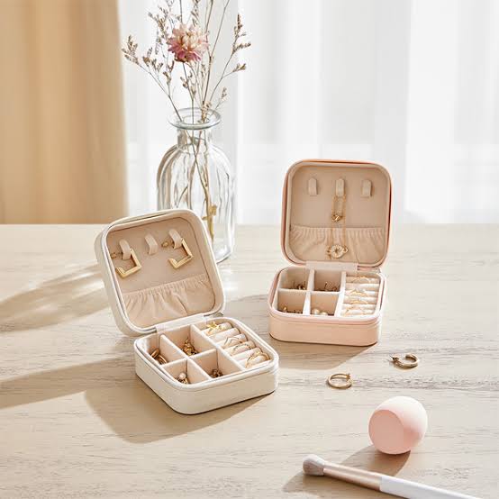 Mini jewellery organizer